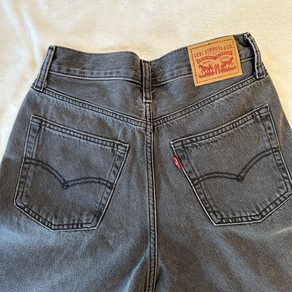 Women’s Levi’s Jeans - Picture 4 of 5